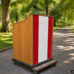 Rot-weiß-rotes Rednerpult mit Mikrofon im Stadtpark Neulengbach